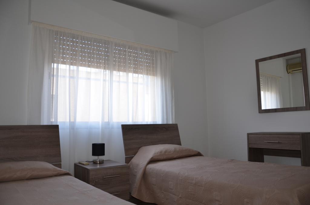 Surf & Sun Holiday Apartments Лімасол Екстер'єр фото