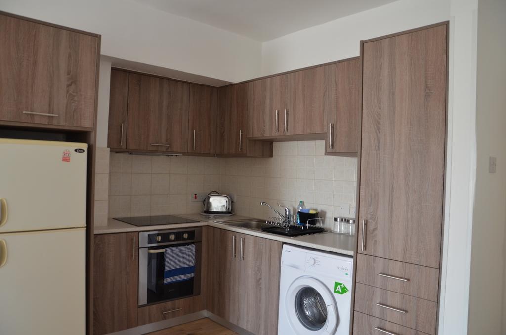 Surf & Sun Holiday Apartments Лімасол Екстер'єр фото
