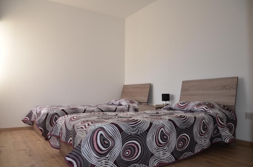 Surf & Sun Holiday Apartments Лімасол Екстер'єр фото